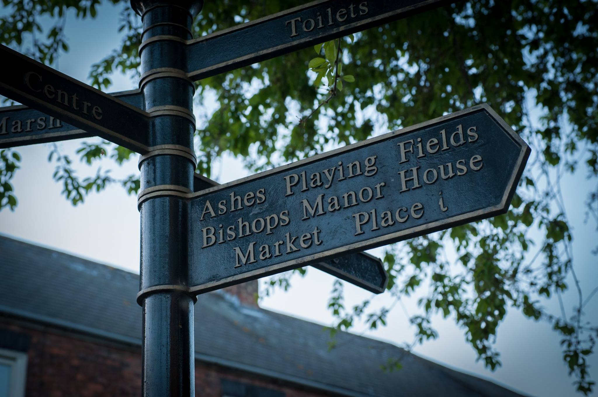 32087441_10214087436891492_1870777931823841280_n sign post on street in Howden